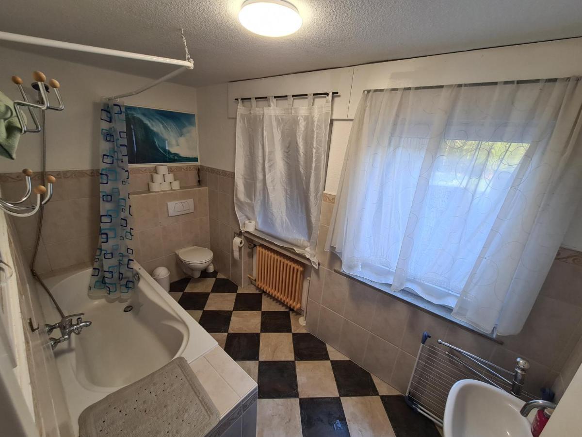 Geraeumiges Ferienhaus In Bad Salzuflen Mit Einfacher Ausstattung, Fuer Geschaeftsreisende, Gruppen Oder Familien Geeignet, 4 Schlafzimmer Ngoại thất bức ảnh