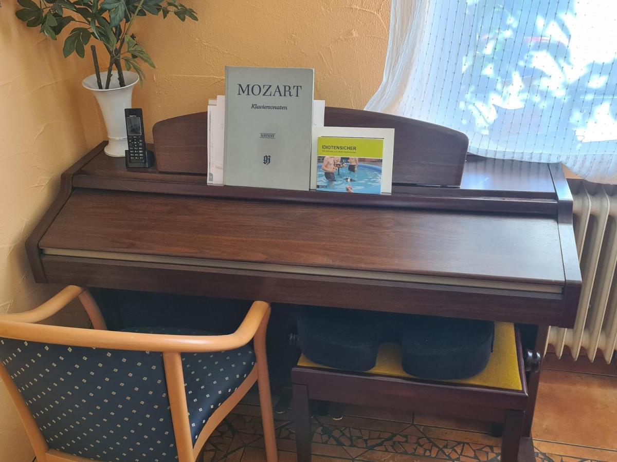 Geraeumiges Ferienhaus In Bad Salzuflen Mit Einfacher Ausstattung, Fuer Geschaeftsreisende, Gruppen Oder Familien Geeignet, 4 Schlafzimmer Ngoại thất bức ảnh